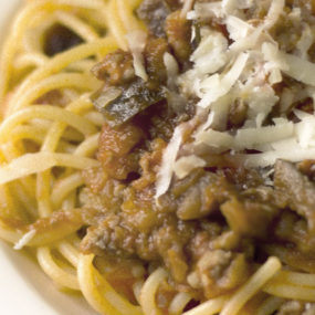 Spaghetti salsiccia e melanzane