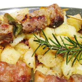 Spiedini di carne in padella con patate