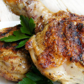 Cosce di pollo alla griglia con pelle croccante